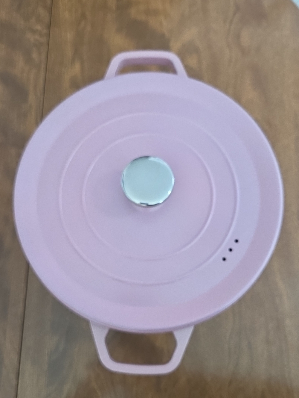 Pastel Pink Round Dutch-Style Pot with Silver Knob 4 Quart Capacity